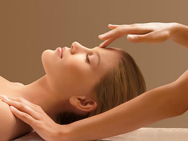 Chăm sóc da sau sinh bằng cách massage da mặt
