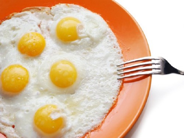 Trứng chưa nấu chín là thực phẩm không tốt cho trẻ