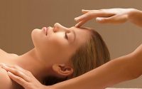Chăm sóc da sau sinh bằng cách massage da mặt
