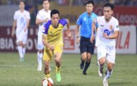 Bóng đá VN 2/4: Giải V-League lại tạm nghỉ một tháng