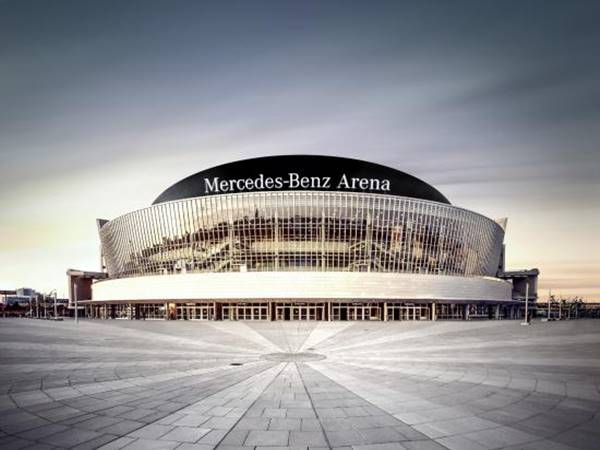 Khám phá sân bóng Mercedes-Benz Arena ở đâu?