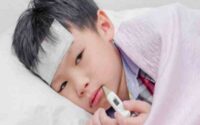 làm gì khi trẻ bị sốt co giật
