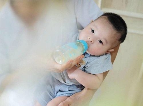 Cách phòng ngừa trẻ sơ sinh bị sặc sữa lên mũi