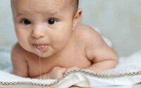 trẻ sơ sinh bị sặc sữa lên mũi