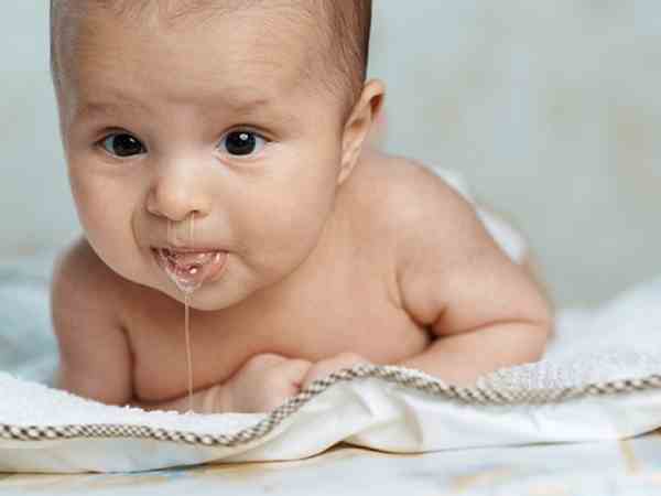 Nguyên nhân trẻ sơ sinh bị sặc sữa lên mũi