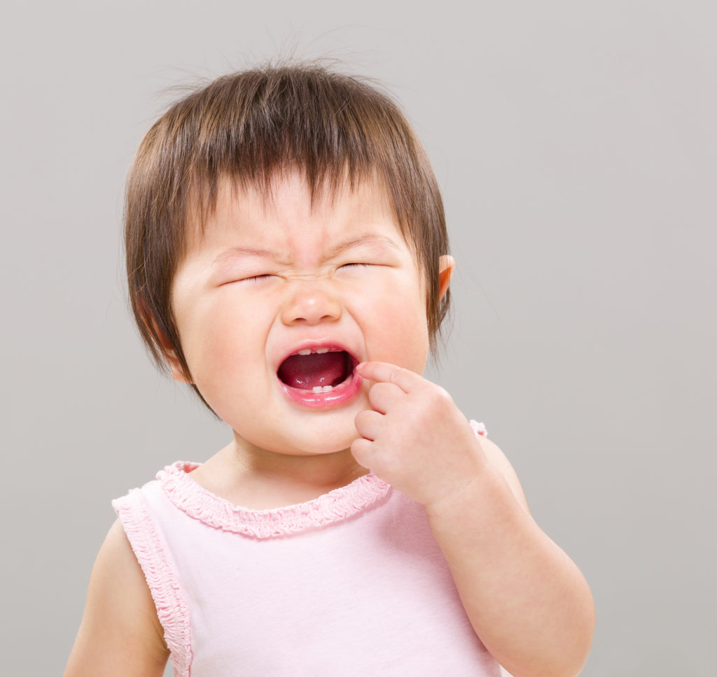Cách chăm sóc trẻ khi mọc răng hàm và bị sốt