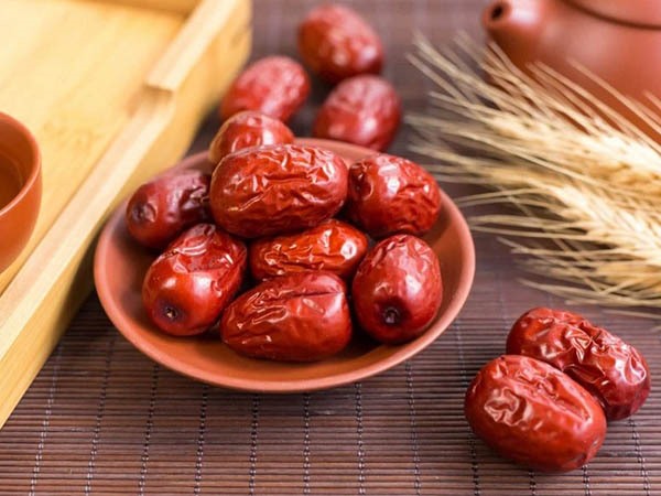 Uống nước táo đỏ có lợi sữa không, cần lưu ý gì?