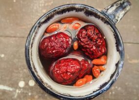 Uống nước táo đỏ có lợi sữa không, cần lưu ý gì?